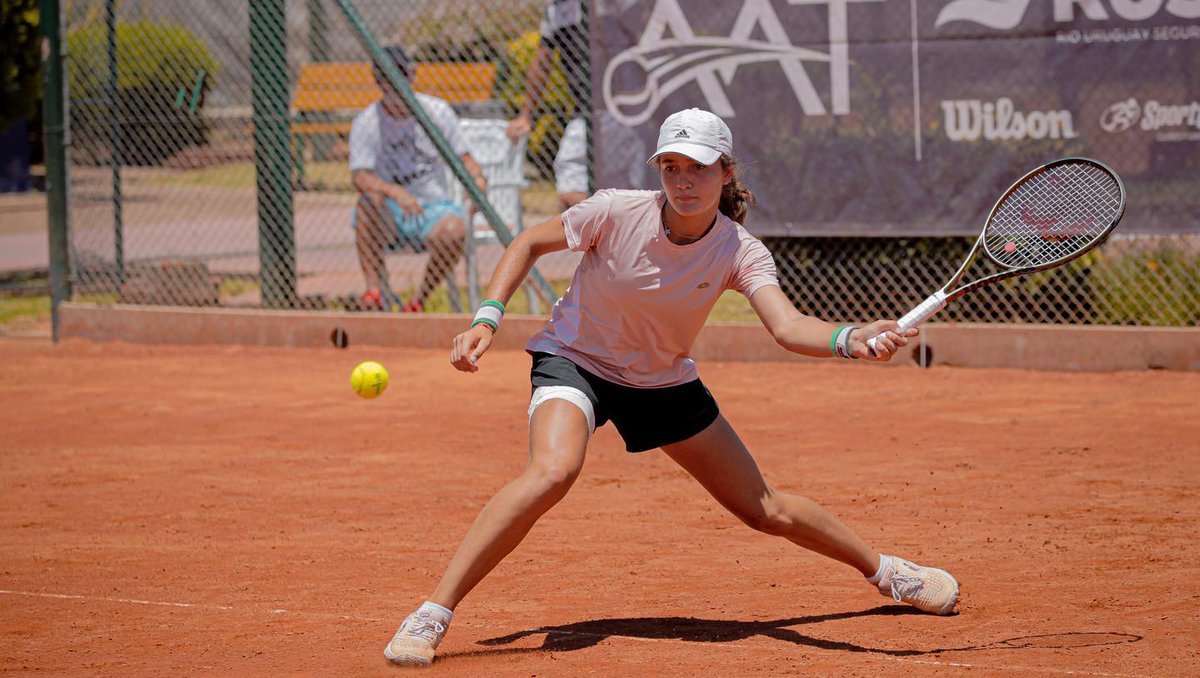 Francesco__10's tweet photo. Desde el próximo lunes, Argentina contará con TRES jugadoras de la categoría 2008 en el top 200° del Ránking ITF (Sub 18).

Absolutamente HISTÓRICO lo de esta camada femenina.

Y sin ningún tipo de apoyo.

130° Luna Cinalli
155° Sol Larraya Guidi
195° Candela Vázquez

¡VAMOS! https://t.co/dCfDMpWmF6