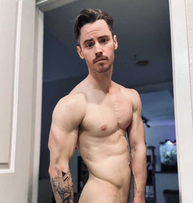 Going live at 5pm PST - today we do butt stuff. You know where. https://t.co/zmC99tqRdo