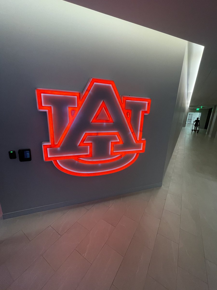 skylerbonner_'s tweet photo. I had an great time and an amazing experience at The University of Auburn @AuburnFootball Thanks! @TrovonReed @CoachHughFreeze @CoachRonRoberts @CoachA_AU @RisingStars6 https://t.co/DxK29pIp0R