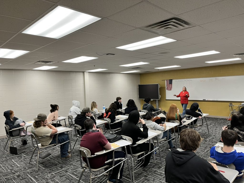 MyAgentShannan's tweet photo. Each semester #shannanjursa spends a week volunteering to teach insurance and financial management strategies to students of Windham Exempted Village Schools. As a #GoodNeighbor we are committed to #financialliteracy and #understandinginsurance. https://t.co/Q50oS8Q0cy