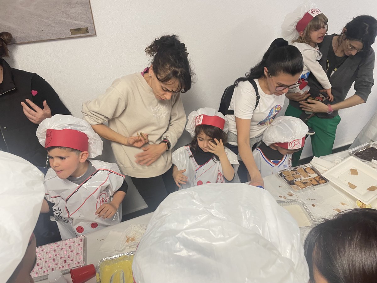 PazoPacoPaz's tweet photo. 🧑‍🍳👩‍🍳Esta tarde os cativos e cativas, elaboraron saborosas receitas na actividade #PazoChef, organizada pola ludoteca.😋

#PazoPacoPaz @DeputacionOU https://t.co/HuJHIbGIRN