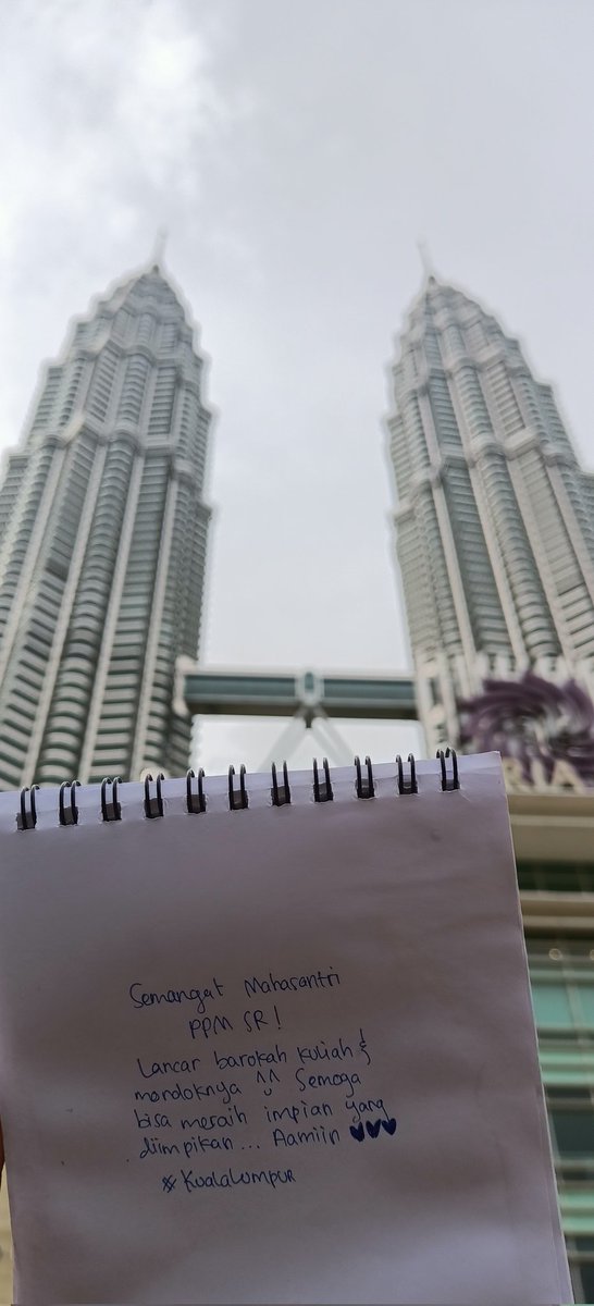 ppmsr_jember's tweet photo. Tetap Semangat Mahasantri PPM SR! 😁
#PetronasTwinTowers #KL #Malaysia https://t.co/WpB39hjpQb