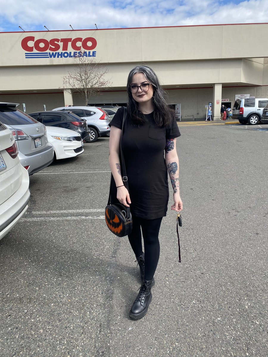 🩸kat🩸 on Twitter: "it’s thicc goth mom day at costco btw 🔪"