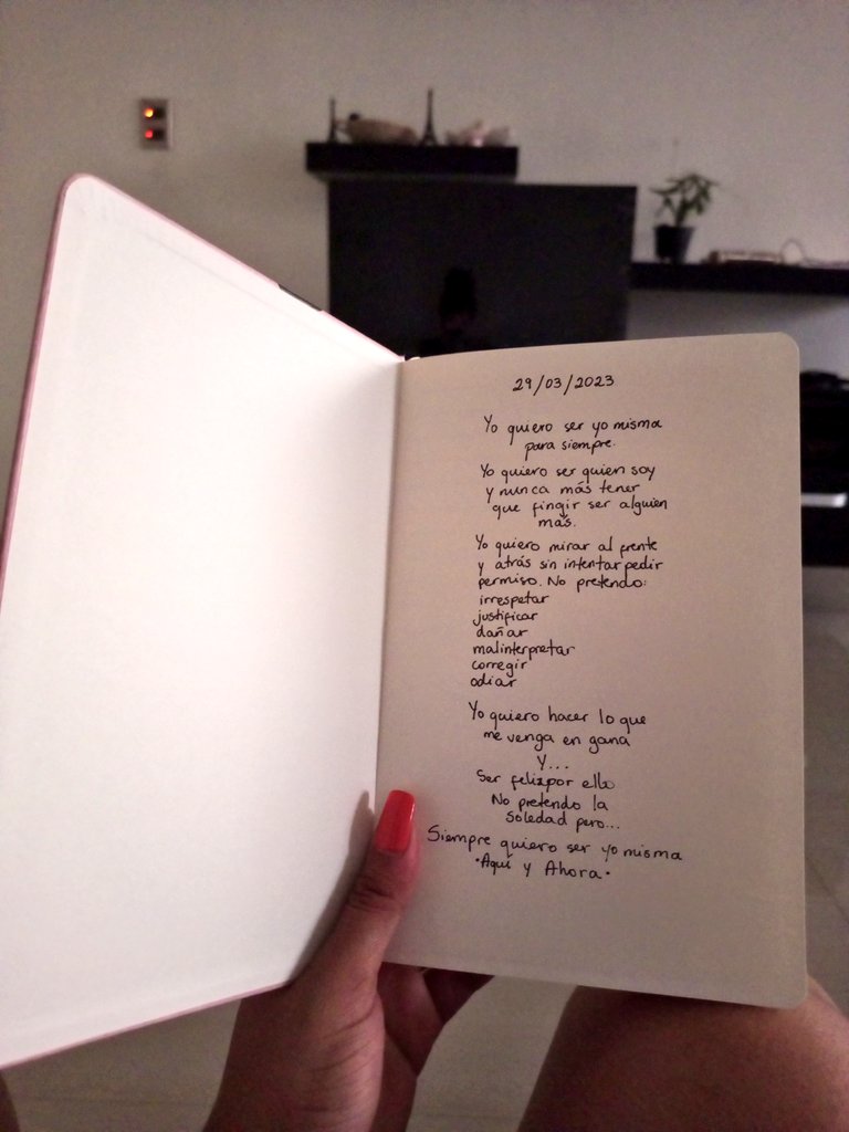 geneeeees's tweet photo. Compré un cuadernito para escribir un diario, o para escribir en general cualquier cosa que se me cruce por la mente. Ya escribí lo que será la entrada a mis palabras, ya puedo comenzar. https://t.co/vsgw6J4Dvf