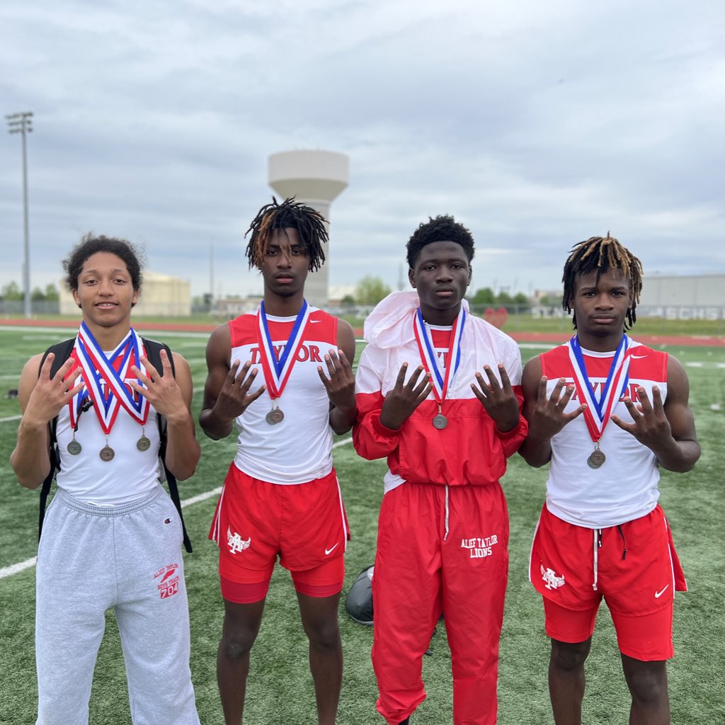 Congratulations to our freshmen foursome on completing a great season with two medals at the 23-6A Sub-varsity District Championships ‼️

They finished 3rd in the 4x200 Relay and 2nd in the 4x400 Relay.

The Team:
WR-Evan Simien
CB-Sterling Jones
CB-Quam Olaniyi
RB-Patrick Carter