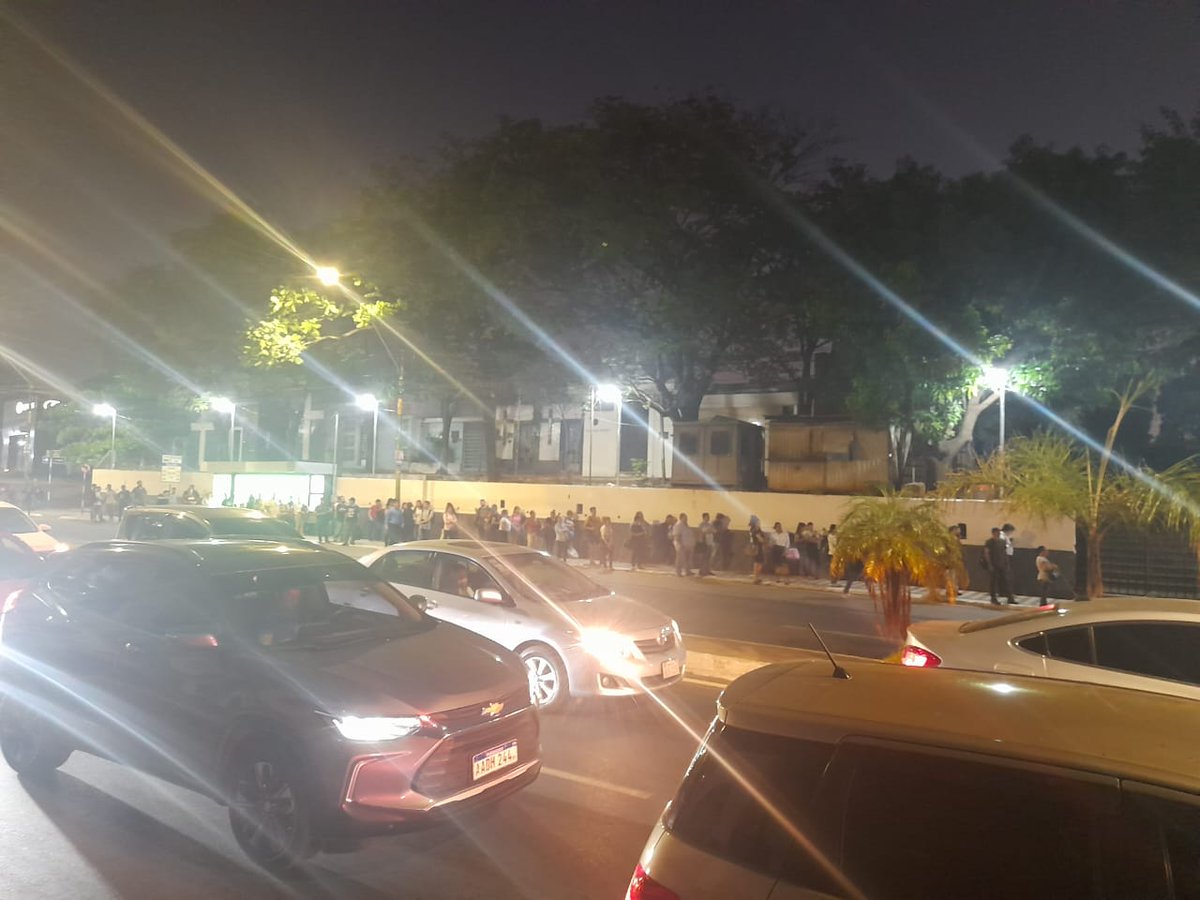 angelicagesama's tweet photo. #AHORA Parada de bus al costado del Cementerio Recoleta.

Hora: 18:30

Pasajeros siendo humillados con el servicio del transporte público y aguardando un miserable colectivo

Es innegable la regulada de los empresarios carruajes del transporte. https://t.co/Mkrn5d3nDk