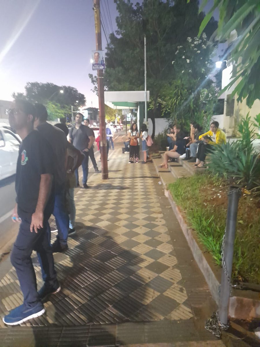 #AHORA Parada de bus al costado del Cementerio Recoleta.

Hora: 18:30

Pasajeros siendo humillados con el servicio del transporte público y aguardando un miserable colectivo

Es innegable la regulada de los empresarios carruajes del transporte.