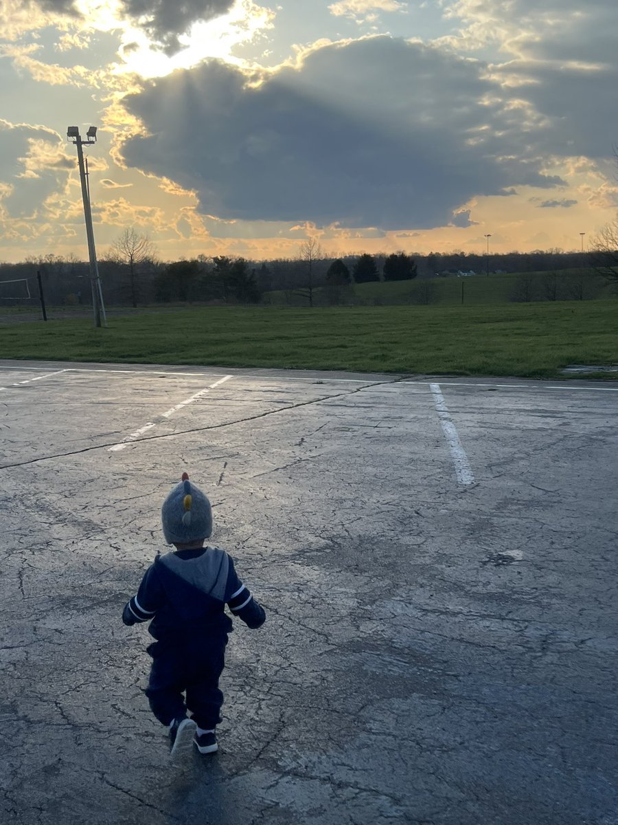 MarioAndersonTV's tweet photo. I just couldn’t resist snapping this cool photo of my 1-year-old enjoying this evening mix of sun and clouds! 

#OneKentucky https://t.co/ouwEfzdg8r