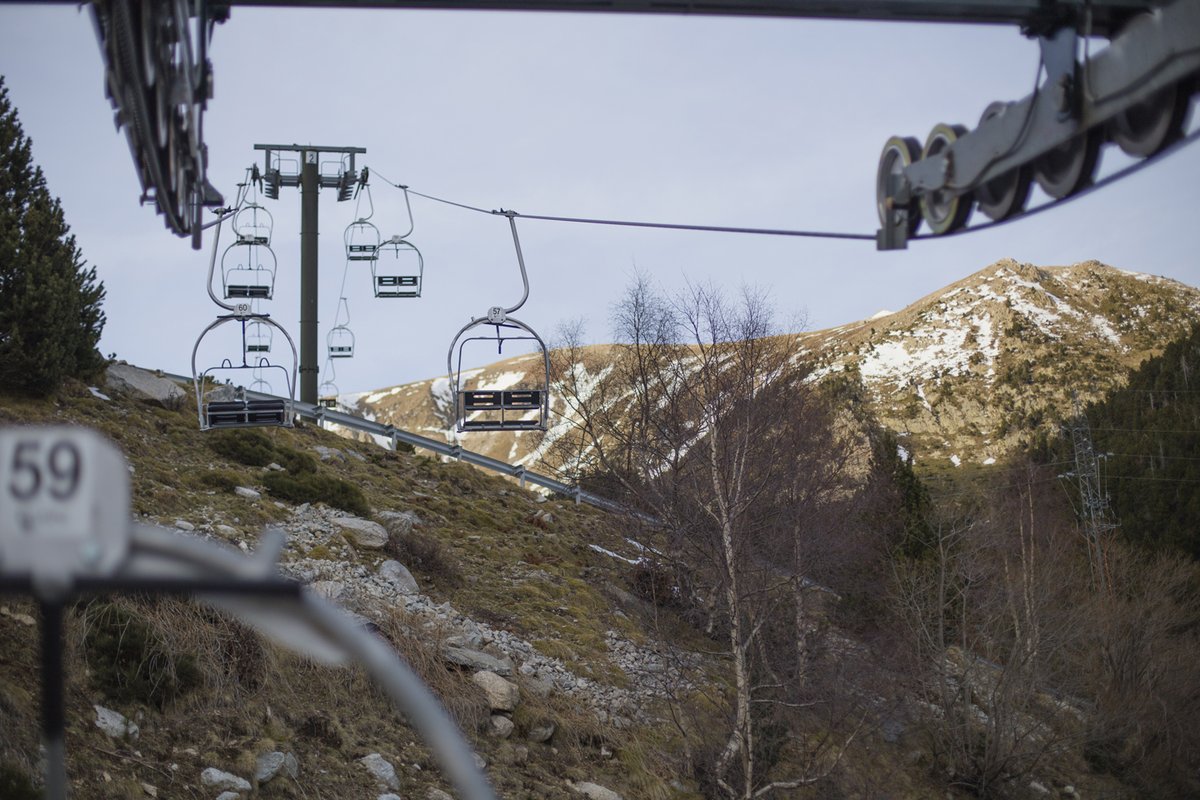 La_Directa's tweet photo. #MEDIAMBIENT | El cost del telecabina de #Vallter multiplicaria per cinc la inversió anual de la Generalitat al Ripollès https://t.co/UcBBsgZjcu Un reportatge de @dvdbou amb fotografies de @xavibou_ https://t.co/aQoXOHDOkA