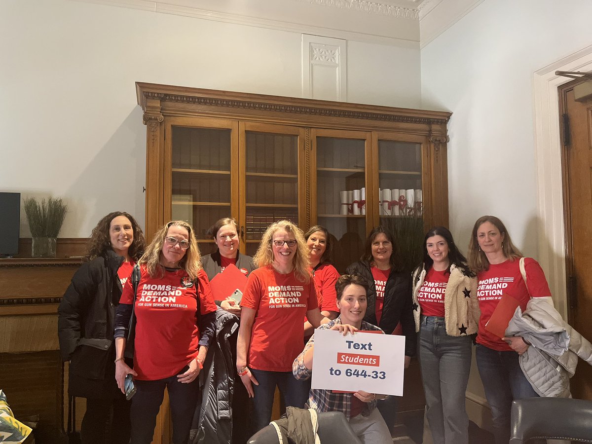 samanthamcgarry's tweet photo. It’s easy to be discouraged by all the gun violence but it’s uplifting &amp; empowering to join fellow @MomsDemand &amp; @StudentsDemand volunteers at the State House in Boston to make our voices heard. Lawmakers must make gun violence prevention a top priority in our state! #mapoli https://t.co/4Etb9fGZm9