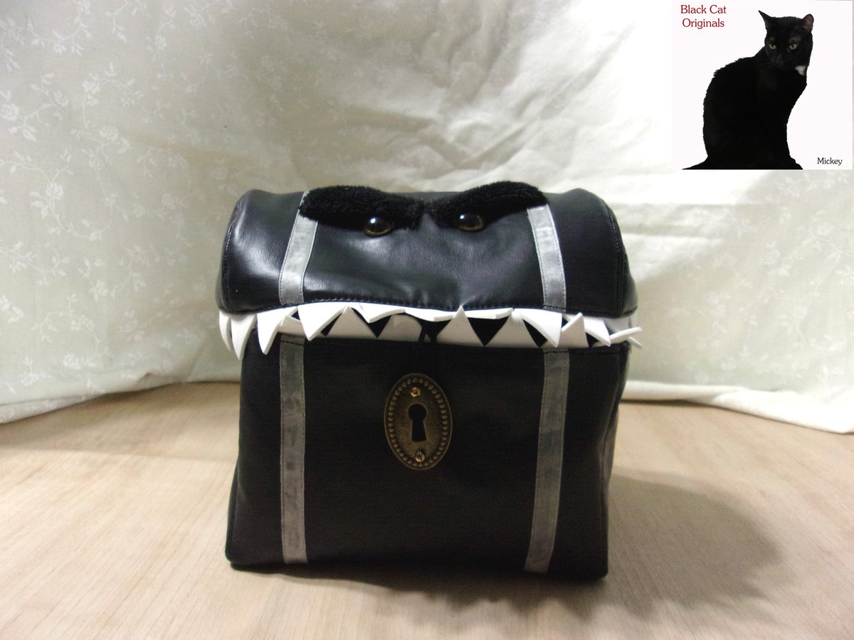 katesewsalot's tweet photo. Mimic Chest Dice Bags! Get yours only at Black Cat Originals: https://t.co/fVSEtk43pi #gaming #dnd #mimicchest #dicebag #smallbag #smalltote #game #toys #smallpurse #smallitem #blackcatoriginals #originalsbyblackcat https://t.co/y5BpVAiizm