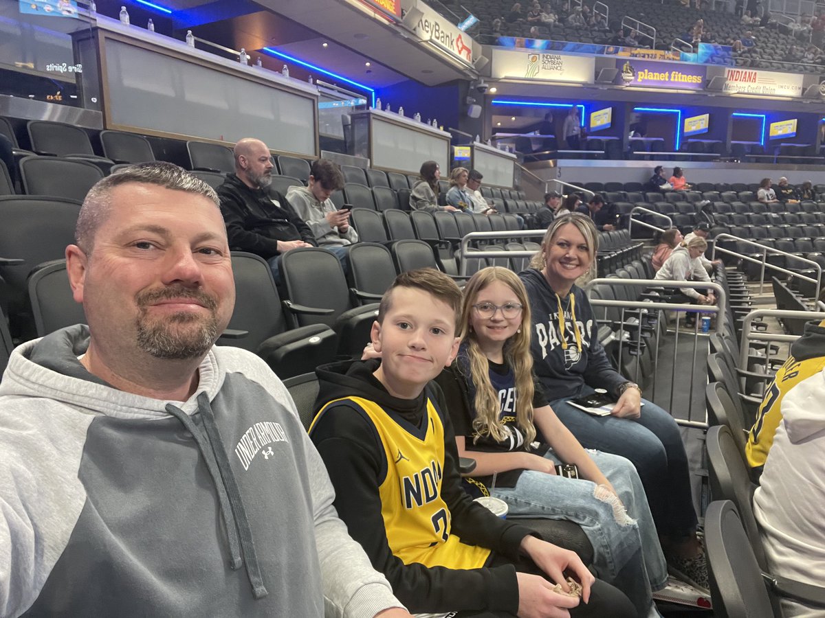 #Pacersgamenight 😀💙💛