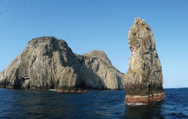 colombia_hist's tweet image. La isla Malpelo, es la cúspide de una única cordillera volcánica conocida como Dorsal de   Malpelo. Fue formada hace unos 17 a 20 millones de años.