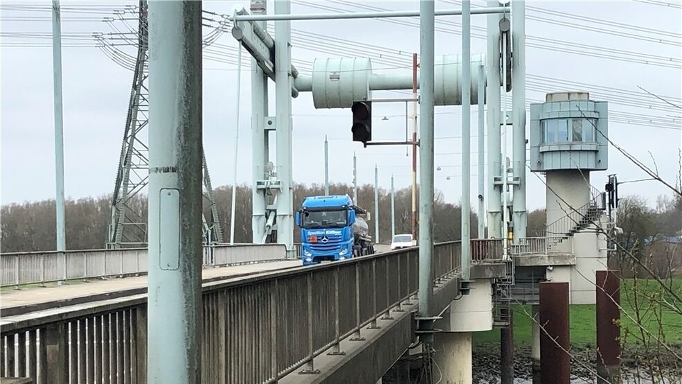 TAGEBLATTonline's tweet photo. Schwinge-Klappbrücke wird für Auto- und Schiffsverkehr gesperrt #l111 #schwinge #stade #pendler #schifffahrt #verkehr https://t.co/dulDS6XJSM https://t.co/MqfDDL3bLG