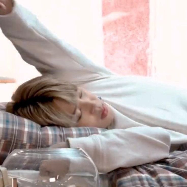 soft_ymer's tweet photo. #yoonmin #yoonminau 
я не думаю о том, что аквариум  с маримо стоит на тумбе около кровати чимина и он перед сном тоскливо смотрит на него, ощупывая пустую часть кровати и торопливо ищет свой телефон, чтобы отправить «я люблю тебя, будь аккуратен на репетиции» на родной номер. https://t.co/3Qrd1odqqM