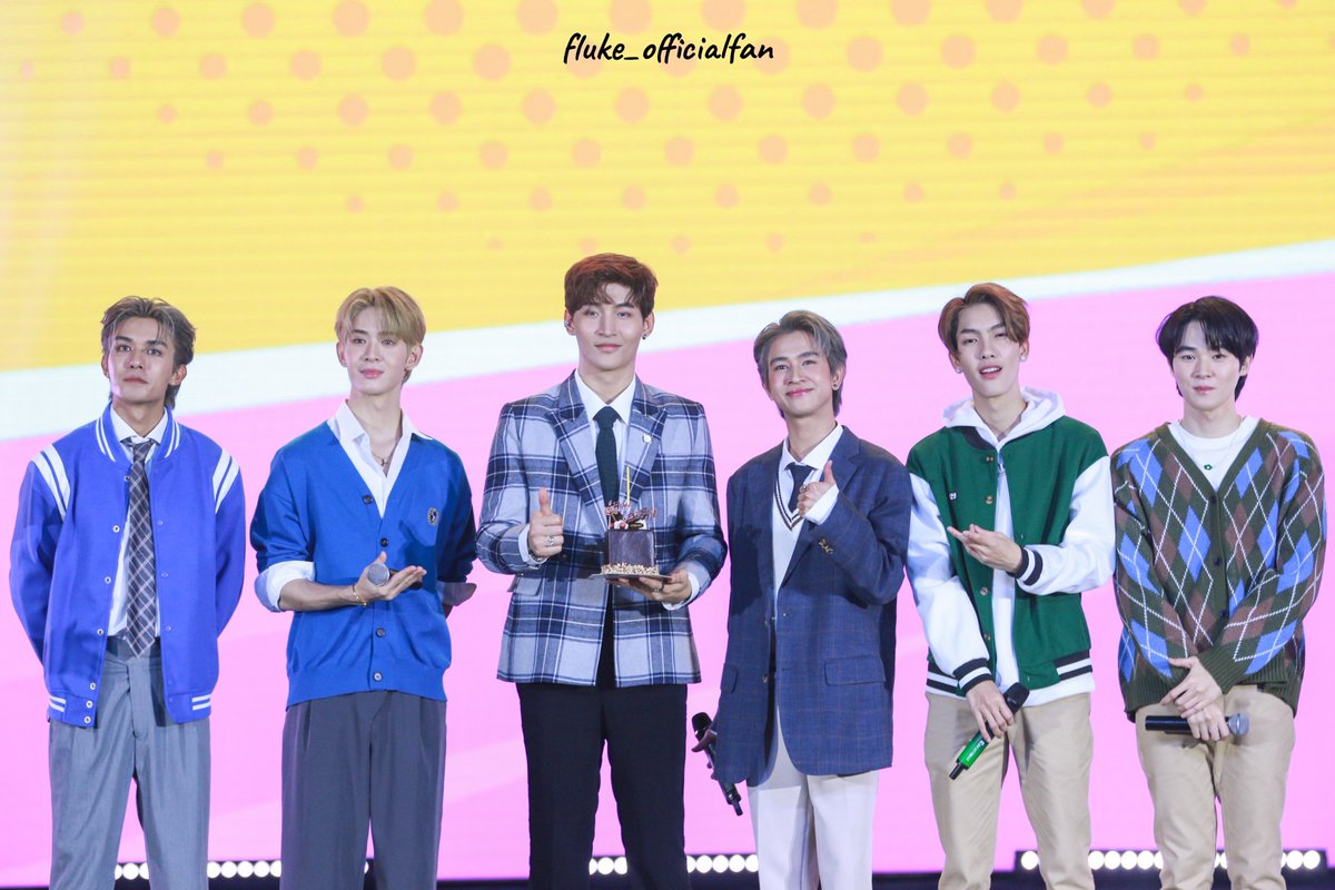 Fluke_Official's tweet photo. ขอขอบคุณทาง FEED มากๆ นะคะ ที่ให้โอกาสน้องฟลุ้คได้มาสร้างความสุขให้กับแฟนๆ🙏🏻
ขอบคุณน้องฟลุ้คที่มาสร้างรอยยิ้ม เสียงหัวเราะ และมาร้องเพลงเพราะๆ ให้พวกเราฟัง🎤
ขอบคุณแฟนคลับทุกๆ คนทั้งทีมหน้าจอ และทีมหน้างานที่ส่งกำลังใจมาให้น้องฟลุ้ค🥰

#FEEDYlympicXOhmFluke
#เจ้าแก้มก้อน https://t.co/AAs3igwqwq