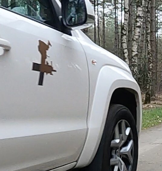 #dtv helaas geen duidelijker beeld, maar herkent iemand dit logo als iets van een officiële dienst? Reed deze namiddag op een fietspad midden in het bos in Oudsbergen waar buiten fietsers denk ik enkel dienstvoertuigen mogen komen. #veiligoudsbergen