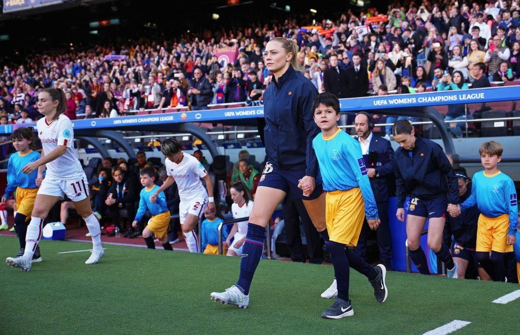 femmesfootnews's tweet photo. 54 667 personnes assistent à ce #FCBASR au Camp Nou 😍🇪🇸
📸 Getty https://t.co/vrCrC7Fi2s