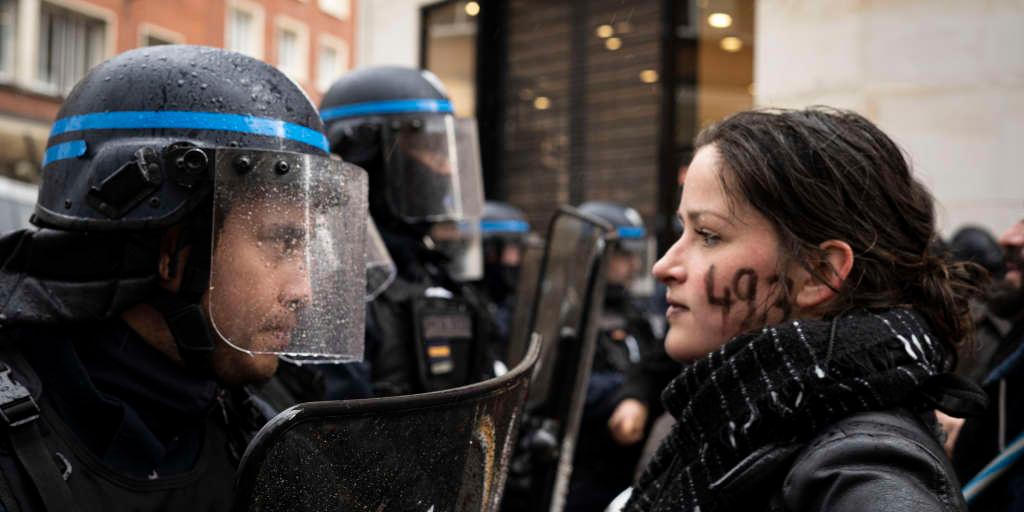 Jugé "méprisant" et sourd aux revendications du peuple, <a href="/EmmanuelMacron/">Emmanuel Macron</a> cristallise le ressentiment populaire. Selon les sondages, plus de six Français sur dix se disent favorables à une prolongation de la mobilisation contre la retraite à 64 ans.
nouvelobs.com/politique/2023…