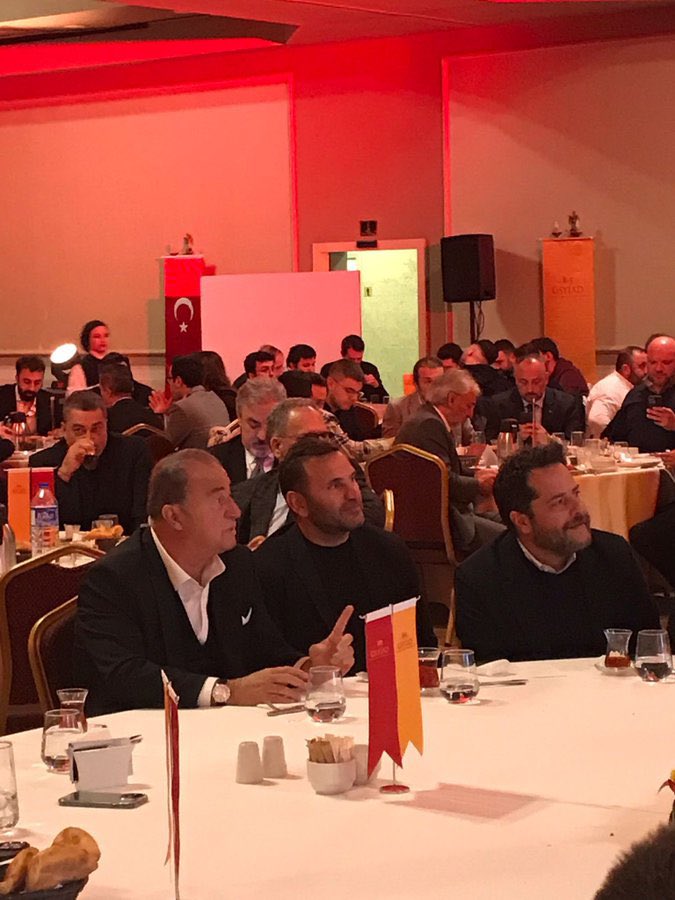 ErdemGs1989's tweet photo. bu fotoğraf sizde ne uyandırdı bilmiyorum ama beni çok duygulandırdı. galatasaray’ımızın geçmişi ve geleceği bir karede. https://t.co/tdFDnH6Qeb
