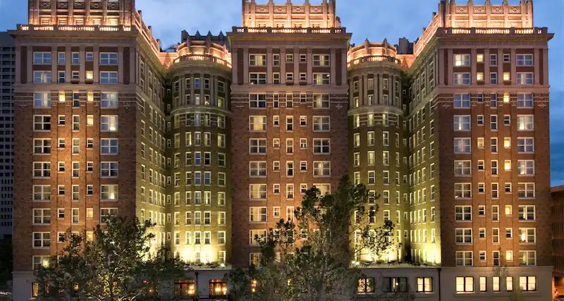 typowykoszykarz's tweet image. 📖 O miejscu takim, którego boją się nawet najwięksi ludzie globu.

@matbabiarz ostatnio strasznie  pochwalił, dlatego specjalnie dla Ciebie Mati - strasznie ciekawa historia o miejscu, którego boją się nawet największe byki w lidze.

Dosłownie i w przenośni 👀