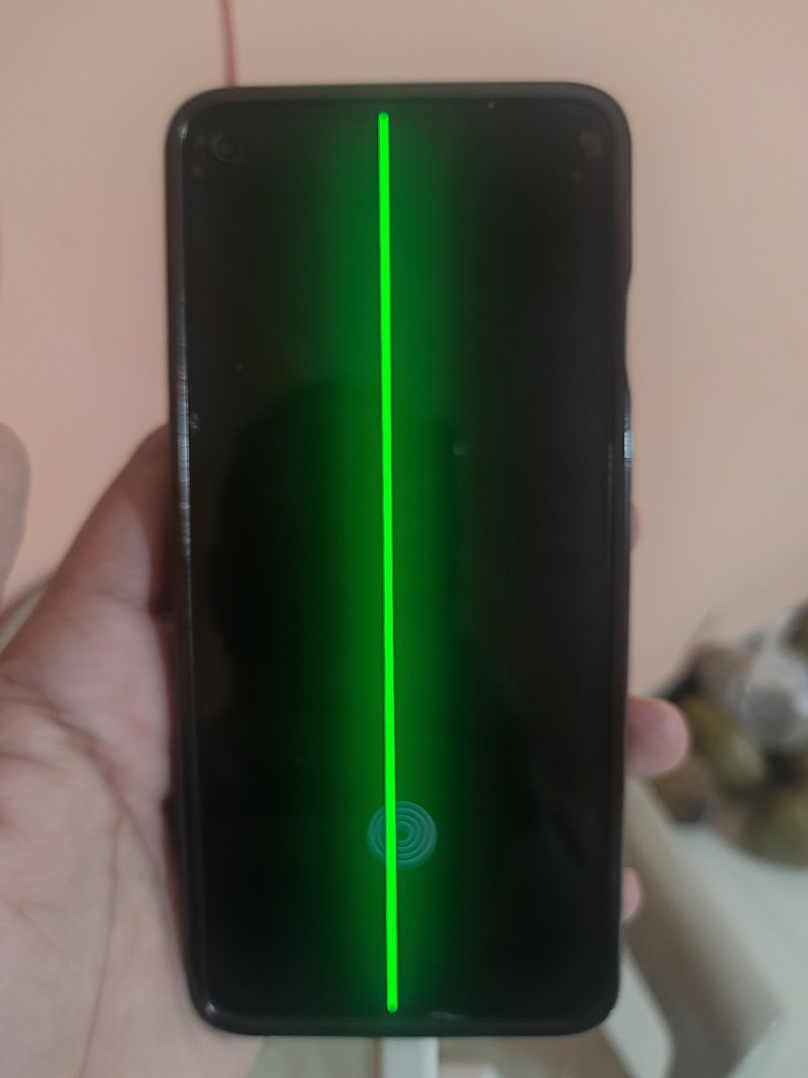 patil600's tweet photo. @oneplus @OnePlus_IN @OnePlus_Support This phone belongs to my wife. It is a OnePlus 9R. Yesterday she was using the phone &amp; suddenly a bright green line appeared on her phone's screen. Was not expecting such a quality . This needs urgent redressal!  #onepluscheater #oneplussucks https://t.co/6O9Vjopoul