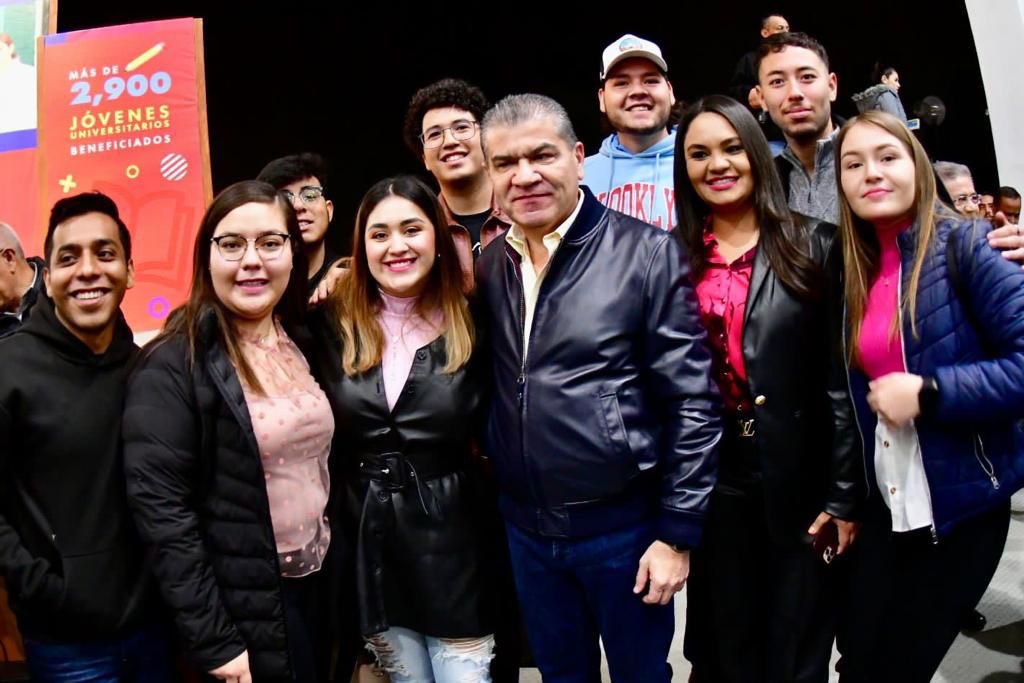mrikelme's tweet photo. Esta mañana en #Arteaga, hicimos entrega de 900 becas universitarias de un total de 3 mil, como parte del programa #JuventudEsCoahuila que se lleva a cabo en las 5 regiones del estado. (1/3) https://t.co/2IyJMjEgvT