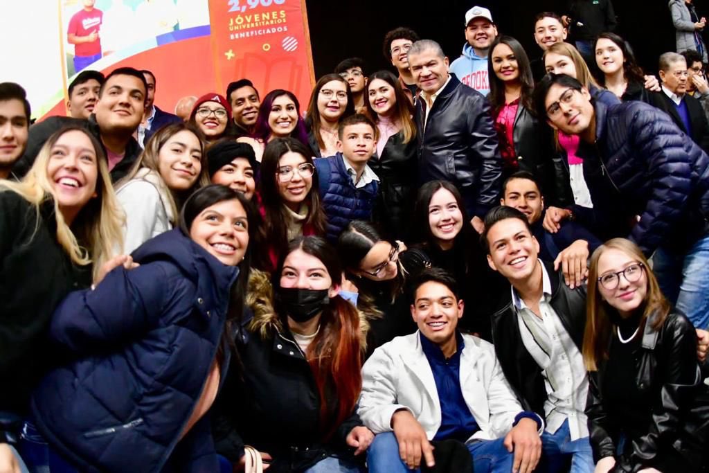 mrikelme's tweet photo. Esta mañana en #Arteaga, hicimos entrega de 900 becas universitarias de un total de 3 mil, como parte del programa #JuventudEsCoahuila que se lleva a cabo en las 5 regiones del estado. (1/3) https://t.co/2IyJMjEgvT