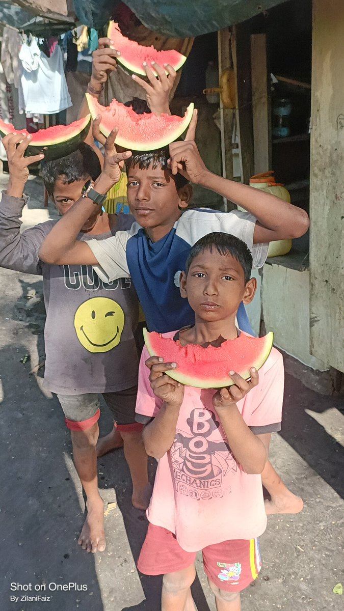 gullyclasses's tweet photo. #DAY6/30 - #SummerSpecial 3.0 by Gully Classes Foundation.

Watermelon Distribution during Summer by Team #GCF in #Mumbai. 

#Gcf4People #gcf4Education #Summerspecial3 #GullyClasses 

@poojadesaid @faisalmushtaque @RanaAyyub @Jksoniias @IpsitaTOI @mid_day @TheDailyMilap https://t.co/BfeupVIORa