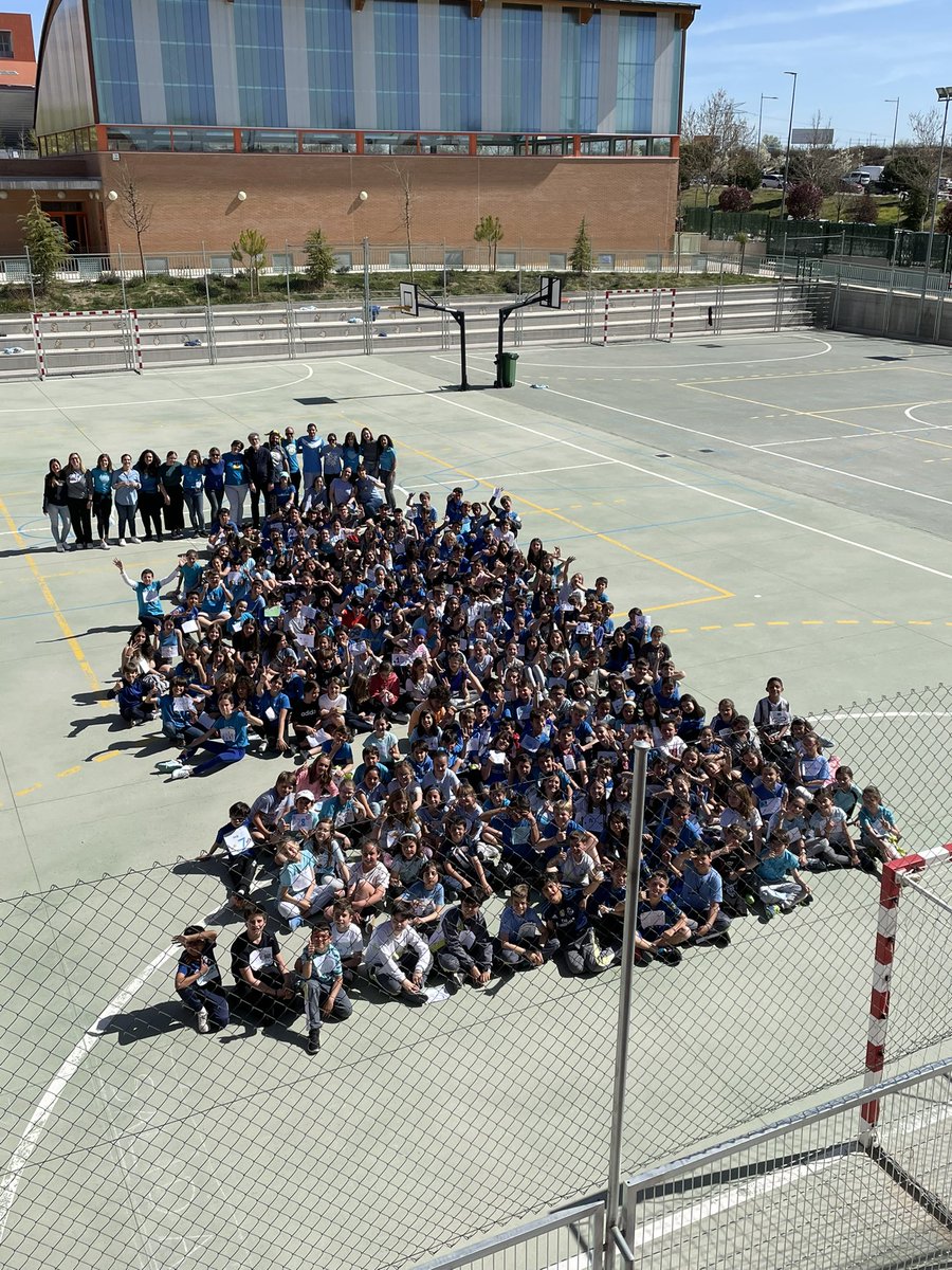 DelibesColegio's tweet photo. Hoy nuestro gran colegio se ha teñido de azul para correr por el autismo. Juntos, hemos sumado kilometros,para visibilizar que todos somos únicos y especiales, cerrando así la semana de concienciación por el autismo. #díamundialdelautismo#2abril#carrerasolidaria#ceipmigueldelibes https://t.co/XB8VcJxFDH