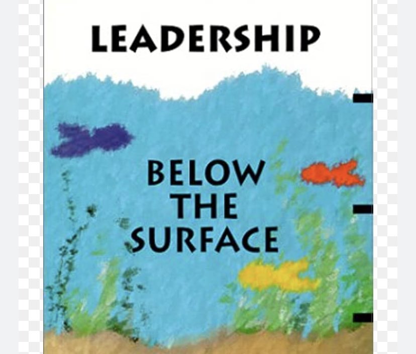Stíleanna ceannaireachta fíor dhifriúla iad an ceannaireacht ‘below the surface’ agus ‘below the radar’. Molann Latonya Wilkins dúinn dul níos doimhne agus ceannasaíocht a dhéanamh ‘with empathy, curiosity and psychological safety’. Suimiúil! #aspiringleaders