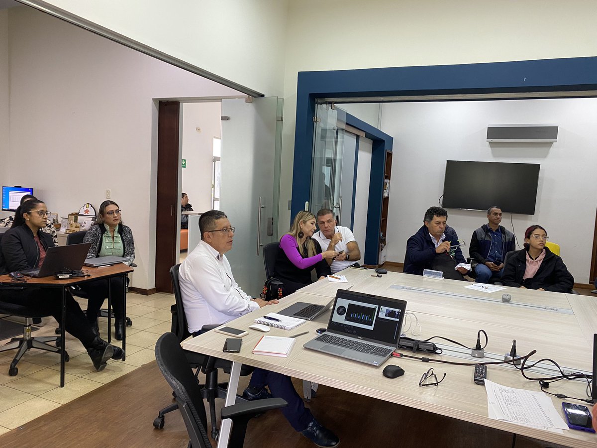 aagomezr's tweet photo. Nos reunimos con el Comité Técnico del #CDTCI del @SENAQuindio les socializamos el avance de las metas de formación, presupuesto y los demás servicios que ofrece el @SENAComunica resaltando el programa #CampeSENA la manera como nuestros programas pueden apoyar el sector rural https://t.co/kyCkyj5xYo