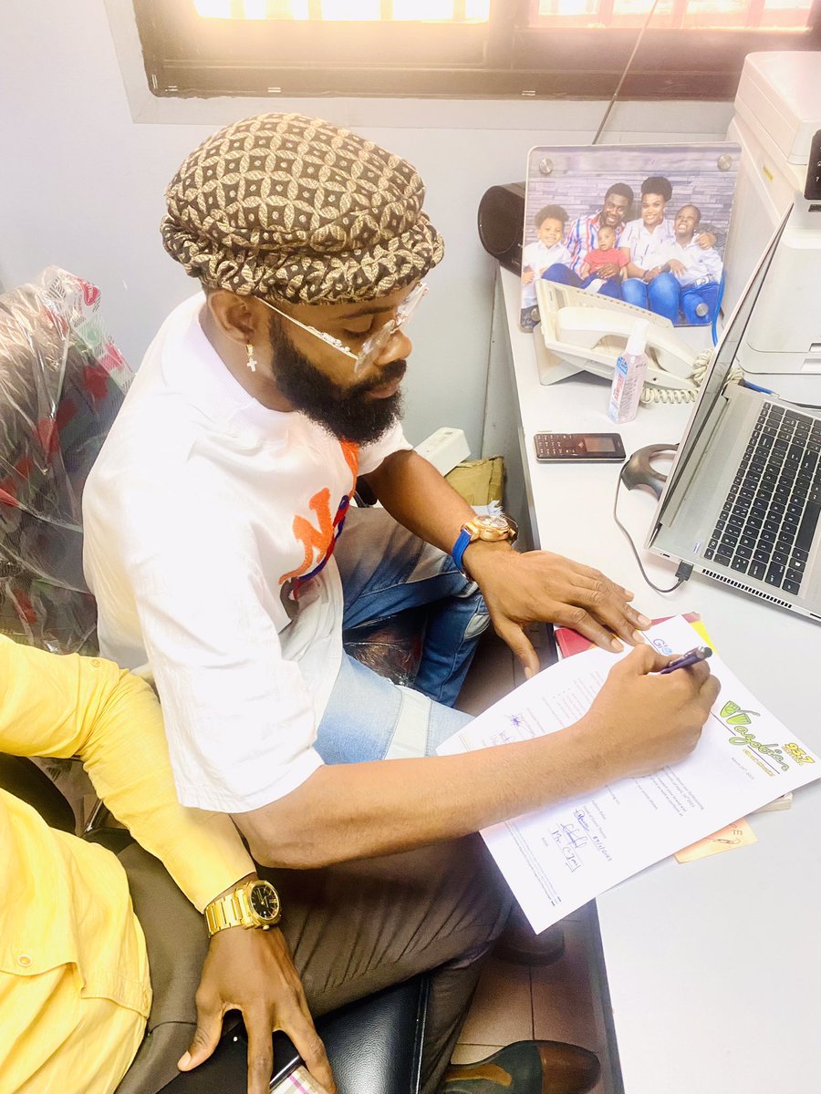 mrcjayozugo's tweet photo. Congratulations to us #OzugoNation as we officially signed a partnership agreement with @WazobiaOnitsha earlier today….Thank you all for the support…We did this together ❤️❤️ @KingAkporsBaba #TheKingIsHere #Believe #StillStandingStrong #Ozugo https://t.co/JYZ8eOFRyn