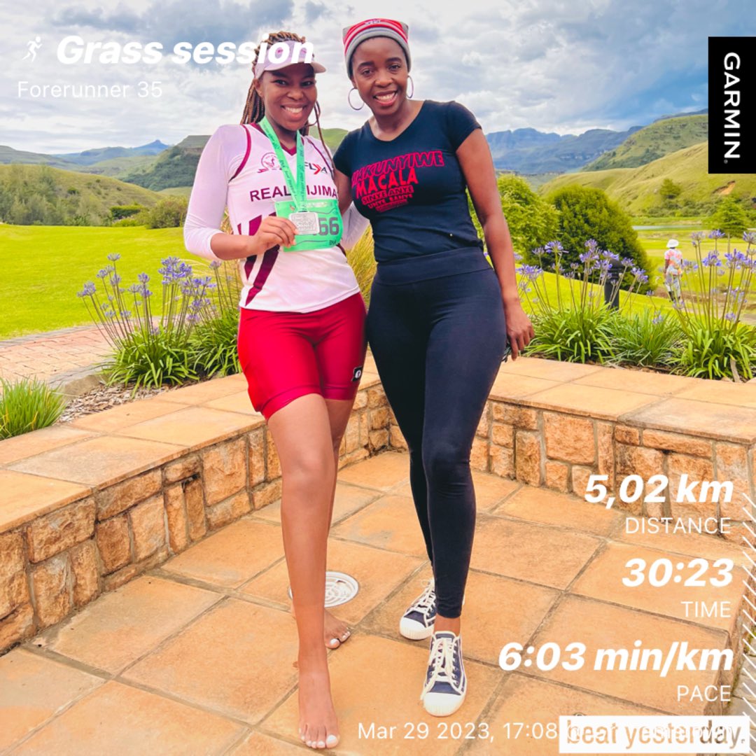 Lethuntwendala's tweet photo. Grass session! 

#IPaintedMyRun #FetchYourBody2023 #TOM2023 #TrapnLos #RunningWithSoleAC #RunningWithTumiSole #EasyPace #EasyDoesIt #RoadToTwoOceansMarathon https://t.co/paZw0lIh8c