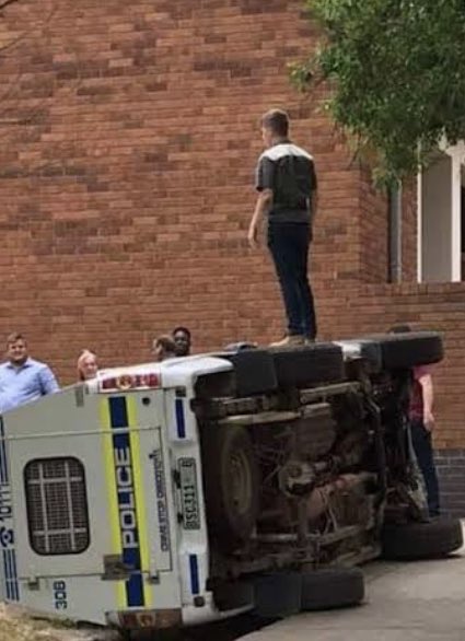 ChrisExcel102's tweet image. Always remember 

The white one is free after destroying police van and Black one is being punished for stealing food …