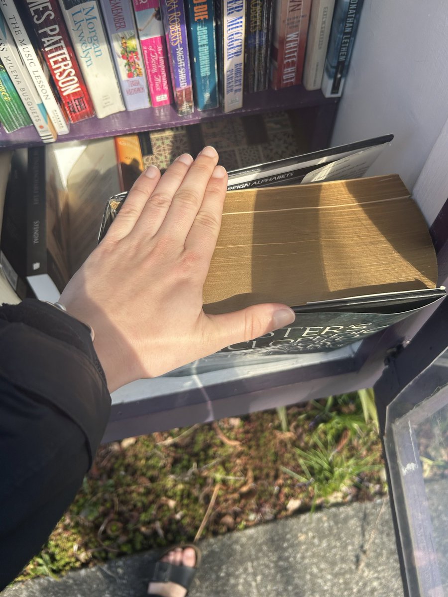 KaleighCarrolll's tweet photo. Gems from The Little Free Library: This monstrosity of a dictionary that took a considerable amount of willpower to leave behind. https://t.co/z1oxBLR6gJ
