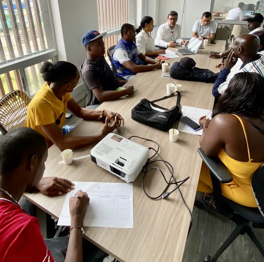 fjmurielandrade's tweet photo. En reunión con miembros de la asociación de informadores turísticos de #Buenaventura, y el Subdirector del #CNP, @mgomezb1973, concertamos acciones de formación y emprendimiento para fortalecer sus capacidades operativas con mayor calidad desde el @SENA_RValle https://t.co/JyYv6qswyX