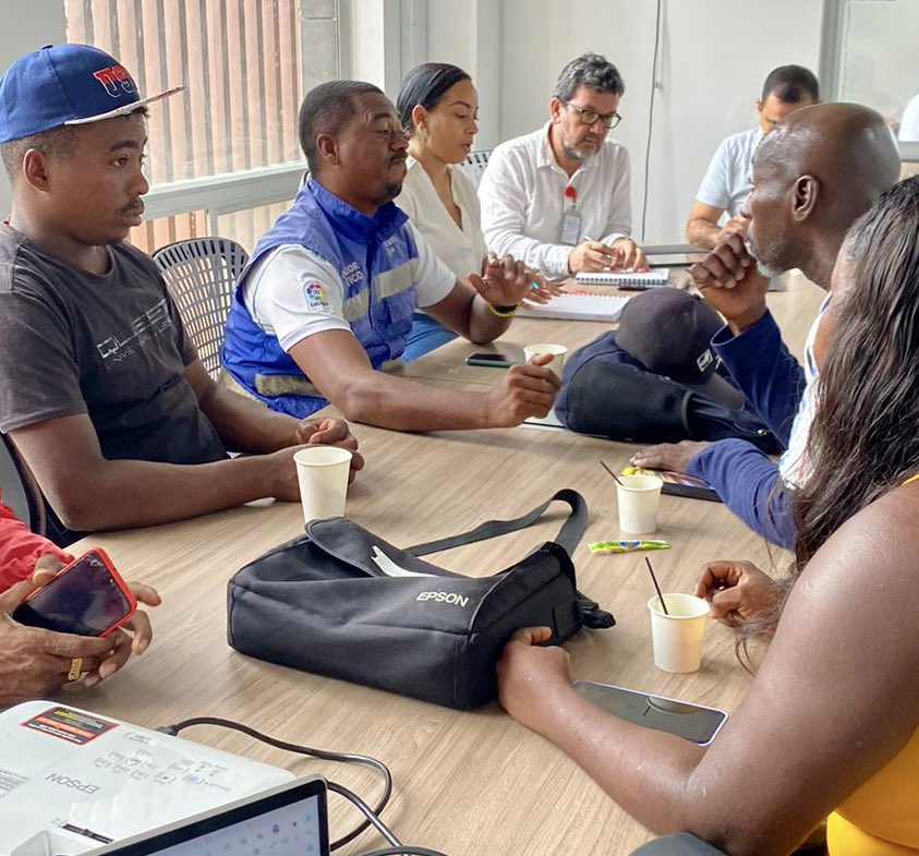 fjmurielandrade's tweet photo. En reunión con miembros de la asociación de informadores turísticos de #Buenaventura, y el Subdirector del #CNP, @mgomezb1973, concertamos acciones de formación y emprendimiento para fortalecer sus capacidades operativas con mayor calidad desde el @SENA_RValle https://t.co/JyYv6qswyX