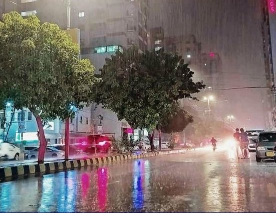 TFPBetterment's tweet image. Thunderstorm ⛈️ with moderate to heavy rain in different parts of #Karachi including Landhi, Kornagi, Malir, Kemari, Clifton, Qayumabad and Hawksbay.

#PakWeather #Karachi #Rain