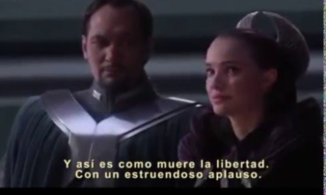Cuando le aprueban facultades extraordinaria a Palpatine, producto de la crisis de seguridad que él mismo ha creaado, el Senado se viene abajo aplaudiendo.

Amidala dice: