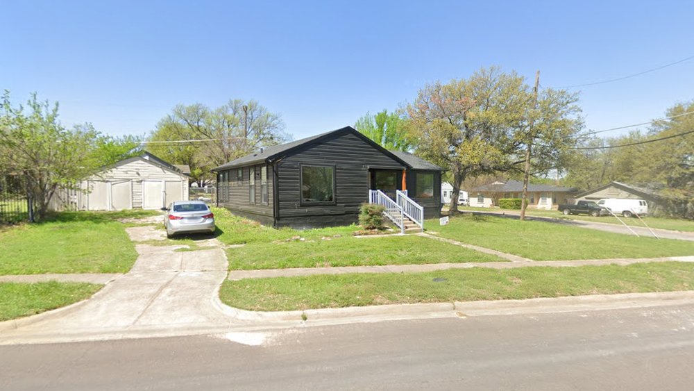 StrongTowns's tweet image. German Sierra bought this building in 2020 to open a neighborhood coffee shop in Dallas and still hasn't been able to open because of a regulation requiring he have 18 parking spots, regardless of location, clientele, or local support.

Parking mandates kill small businesses.