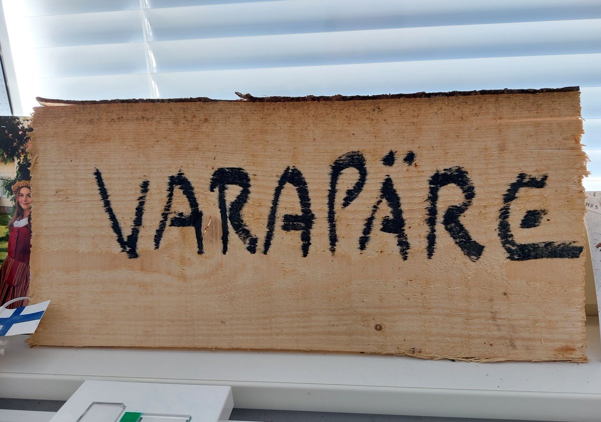 HannaHelaste's tweet photo. @Leenakilp @JamsanK @RahkonenHannele Nämä ovat selkeästi osa @JamsanK varautumista. Minun työpöytäni vieressä tämä on ollut pidempään. 🤩 https://t.co/SxwOVBplWa