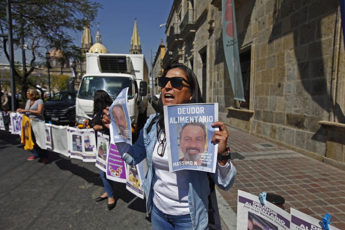 El_Universal_Mx's tweet photo. ✊🟣 Instalan tendederos para exhibir a deudores alimentarios

👉 Con la consigna "Todos las niñas y niños merecen garantía en sus derechos", mujeres se manifestaron en la explanada de la Plaza de la Liberación ubicada en Guadalajara

Fotos 📸 Cuartoscuro https://t.co/1coQGcdr25