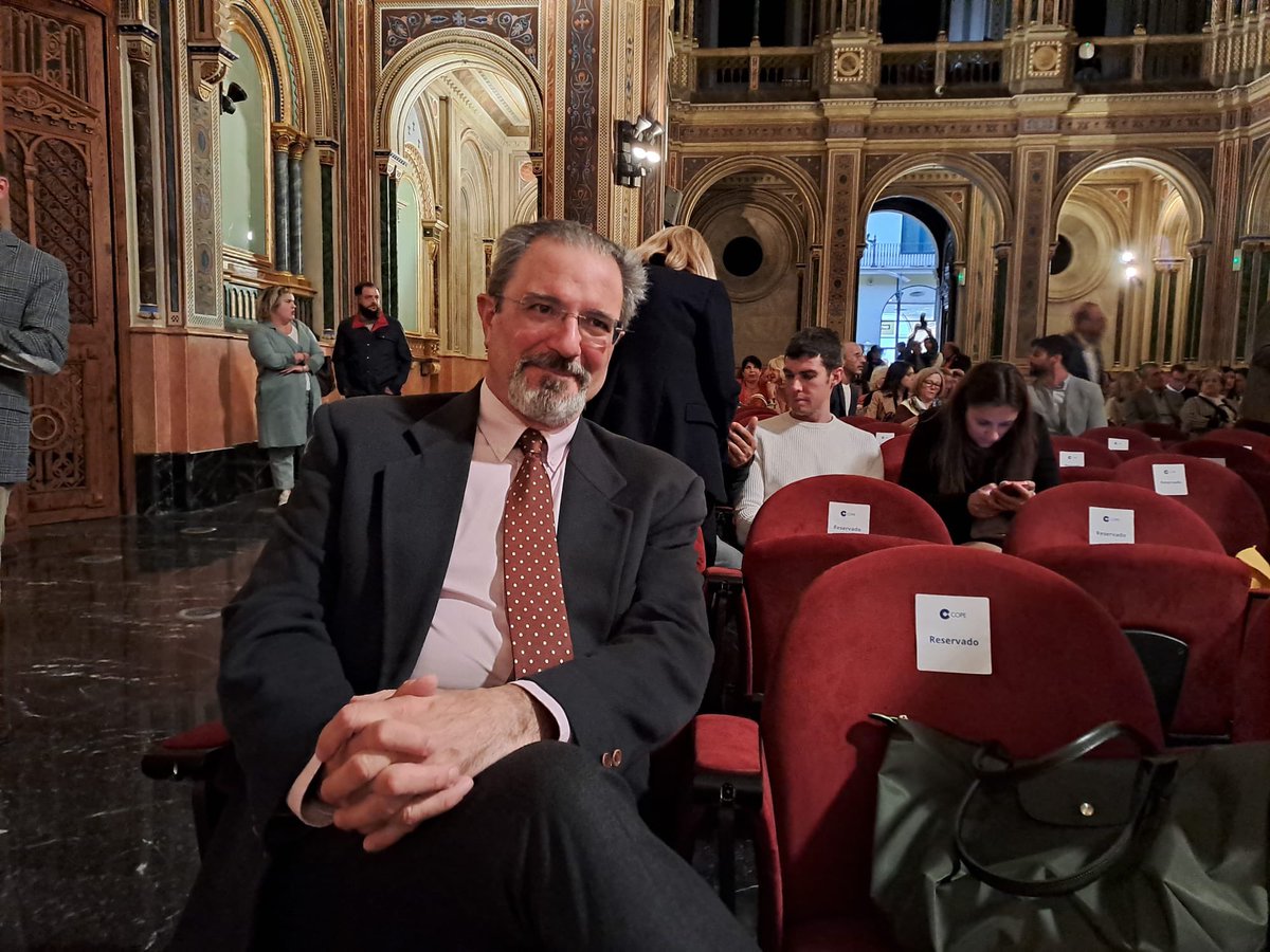 vox_cv's tweet image. 📸 Hoy nuestro candidato a la Generalitat Valenciana, @FloresJuberias, ha asistido a la I Jornada de la Artesanía de la Comunidad Valenciana.

¡Gracias a @COPEValencia por la invitación y la promoción de nuestra artesanía!