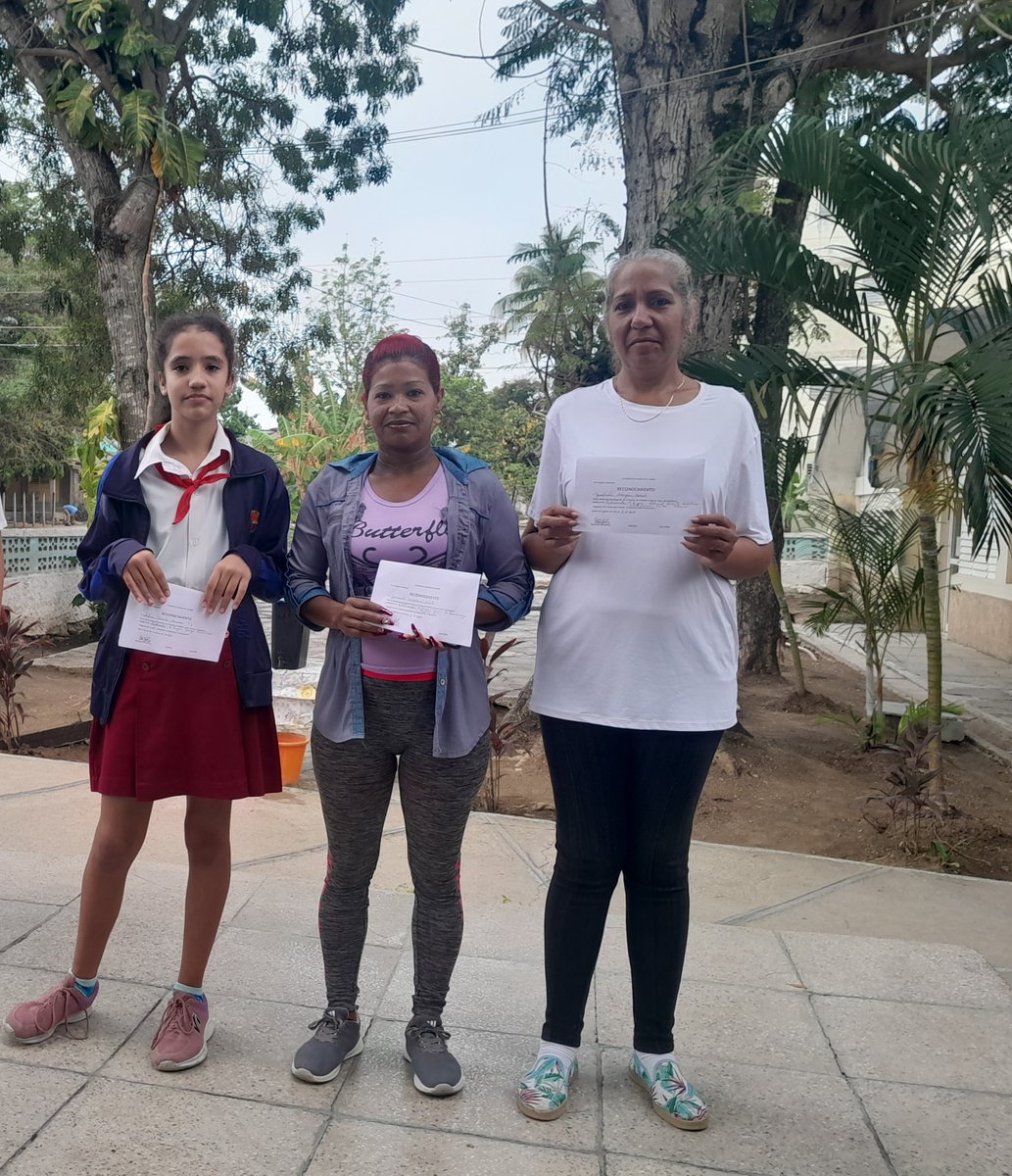 SIErnestoGueva4's tweet photo. Se realiza en nuestra Institución Educativa un matutino especial donde se les otorga un reconocimiento a dos docentes y a una escolar, por su destacada participación en el Evento de FORUM a nivel de base. @DMEContre @LeticiaCalvoD @DraMaricelDME @dpestgo https://t.co/3Ut9LkkPoW