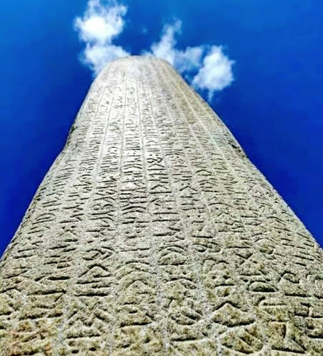 kroniknews's tweet photo. “Ey Türk, iyice düşün: 
Silahlılar gelip seni nasıl dağıttılar, mızraklılar gelip seni nasıl sürdüler. 
Doğuya giden gitti, batıya giden gitti. Gittiğin yerde kanın su gibi aktı.
Bey olacak erkek evladın köle, Hanım olacak kız evladın cariye oldu.”

🐺 Bilge Kağan https://t.co/PQkAchpMm7