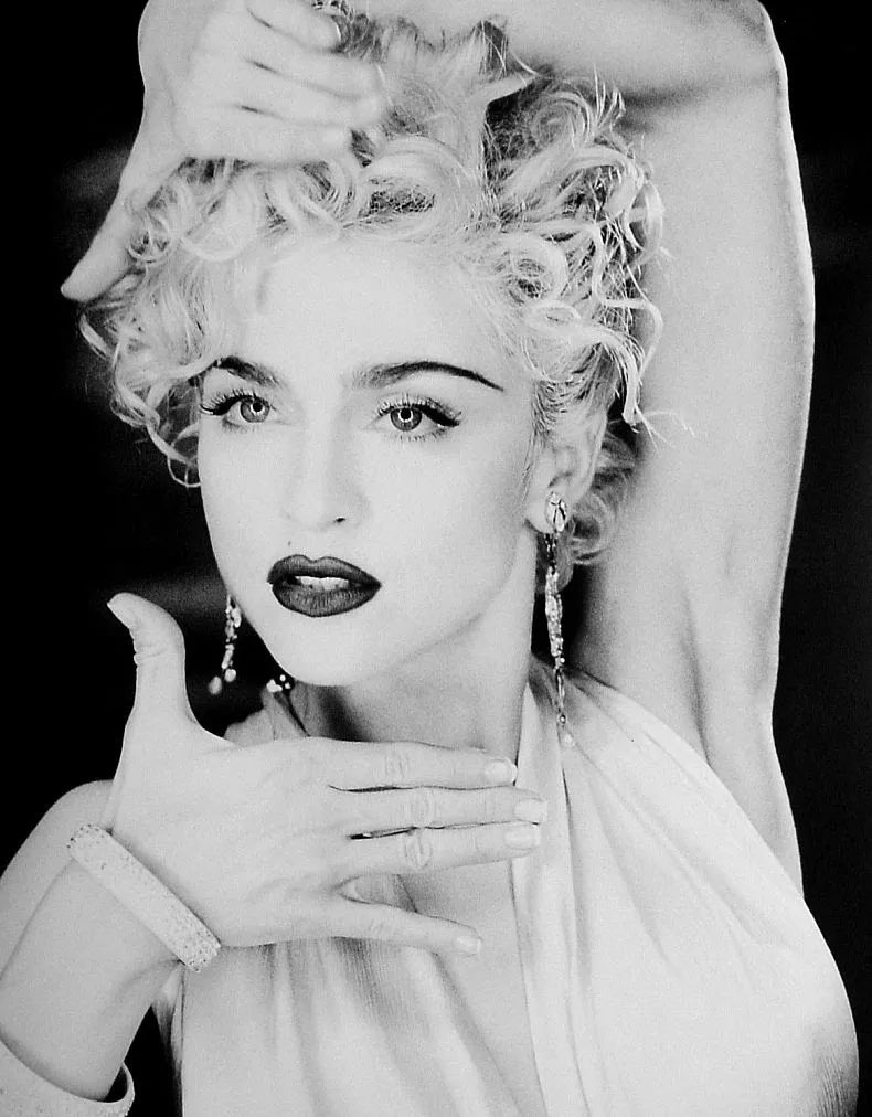 sergioopina_'s tweet photo. Un día como hoy, 33 años atrás, Madonna abogó por la cultura LGBTI+ ante las masas.

El 29 de marzo de 1990, ‘Vogue’ propició la popularización del ‘voguing’, la promulgación del género house y la concesión de plataforma mediática a la comunidad cuir racializada.

Abro hilo. https://t.co/mj2xjEcXcy