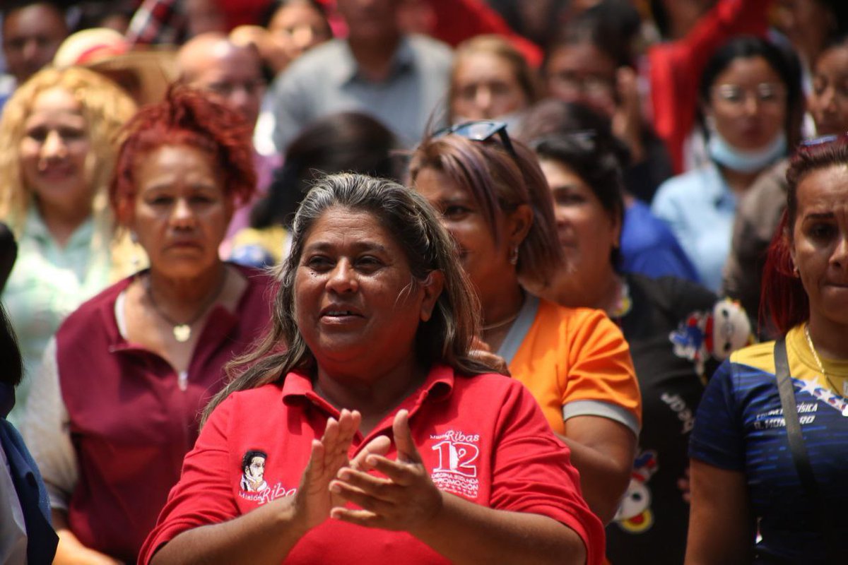 Gabrielasjr's tweet photo. En Anzoátegui con @luismarcanos y @_LaAvanzadora los Centros de desarrollo de la calidad educativa son en el territorio protagonistas del proceso de 
transformación pedagógica 

Maestr@s y niñ@s desde las aulas de clases garantizan el futuro de la Patria

#CastigoALosCorruptos https://t.co/IR6sF9LK0h