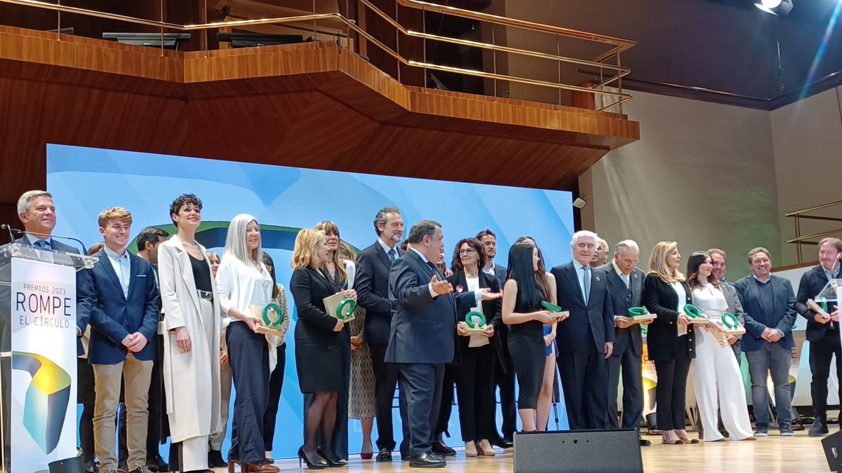 GobAragon's tweet photo. 👨‍👦 @fgmadrigalcom, asistió a la entrega de premios #RompeelCírculo, organizados por @comisionadoPI y que reconocen a organizaciones, empresas y personas que luchan contra la #pobrezainfantil en #España

El @GobAragon es parte activa de la Alianza de País Pobreza Infantil 0 https://t.co/55pq8oCIQF