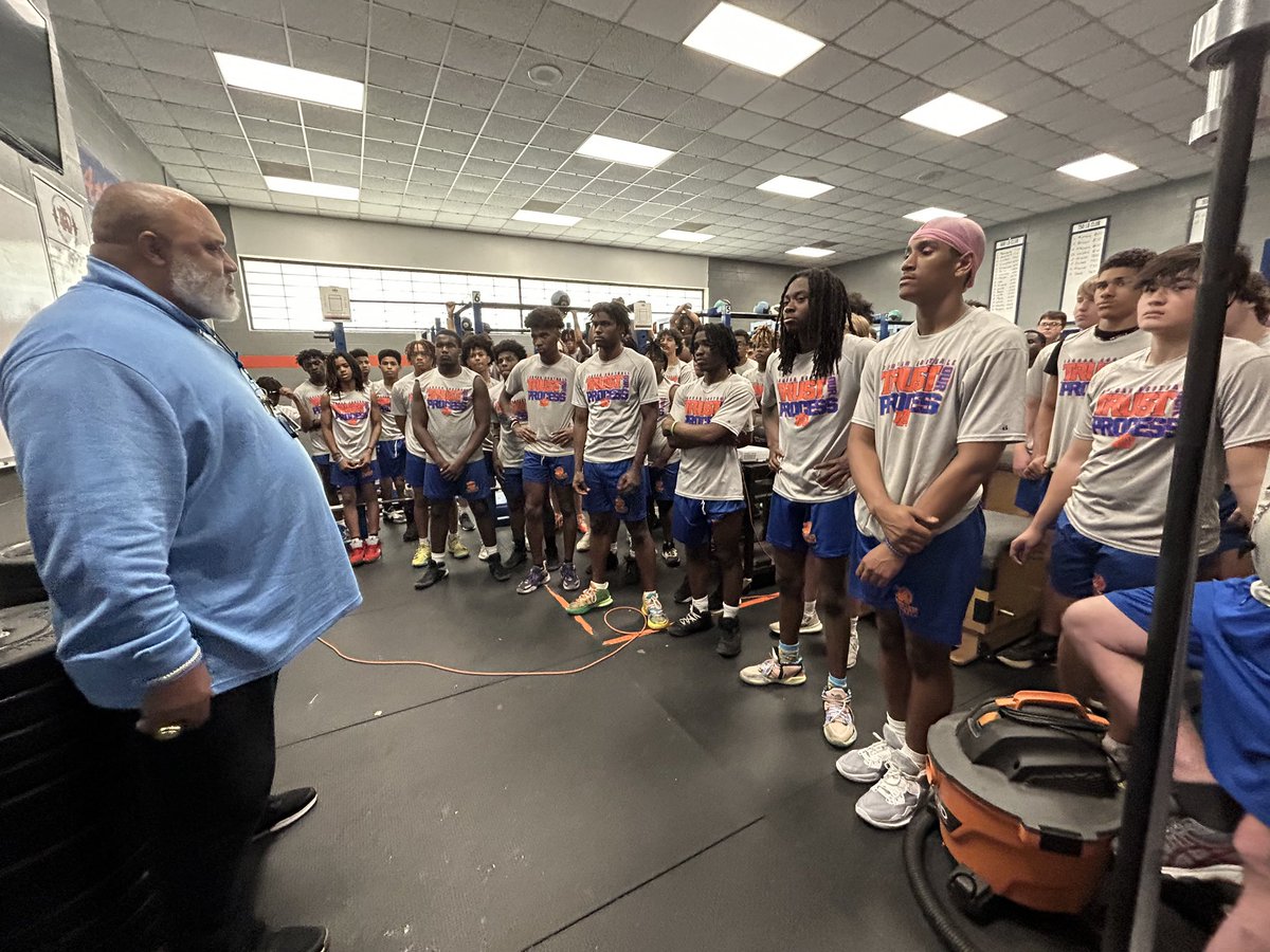 AthensDriveFB's tweet photo. When the 🐐 comes home, you stop everything and lock in! Thank you 7x Hall of Fame Inductee Donald Evans for giving wisdom to those following in your footsteps! https://t.co/YePg3IAsVu